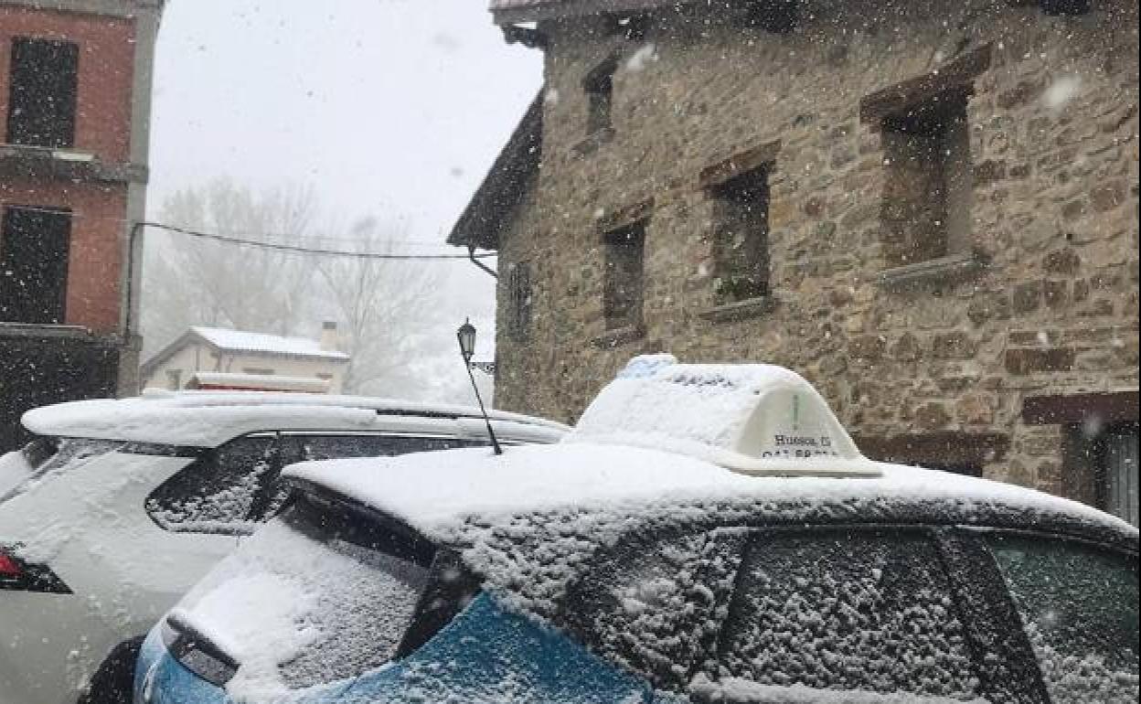 La nieve ya hizo acto de presencia hace unos días en localidades como Hornillos de Cameros. 