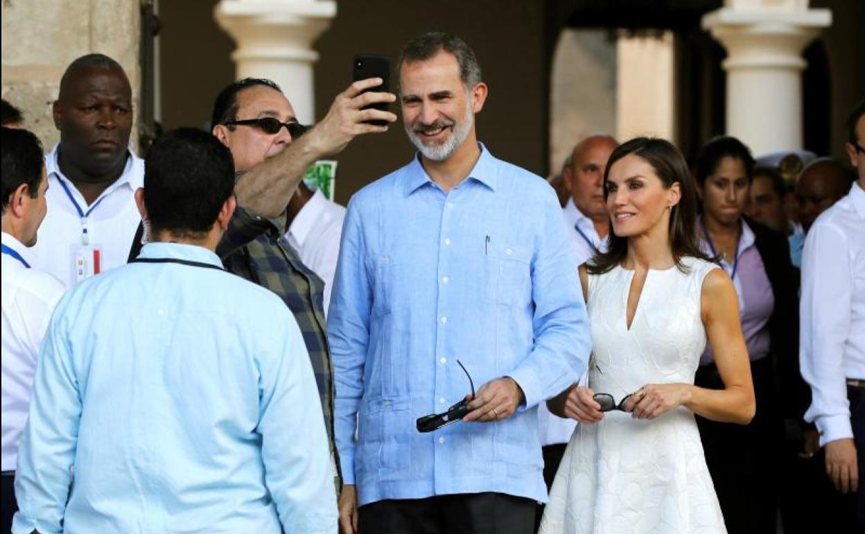 El Rey Felipe VI y la Reina Letizia pasean este martes por la 'Habana vieja'. 