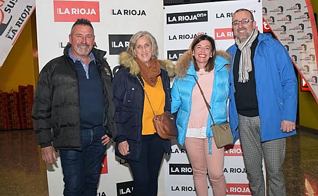 Javier Hernaiz, Teresa Sánchez, Esther García y Eduardo Calatayud, animados antes de entrar a la sala. 