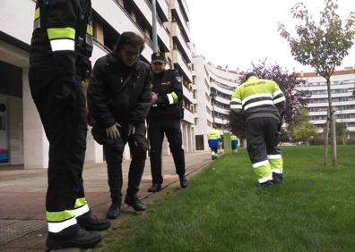 Imagen secundaria 1 - La Policía, con vecinos y operarios de limpieza, 'peinando' el parque. 