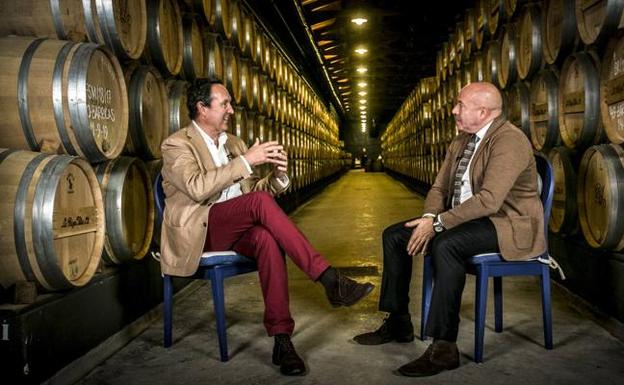 De Aranzabal y Ruiz de Galarreta comparten reflexiones en la bodega Torre de Oña. 