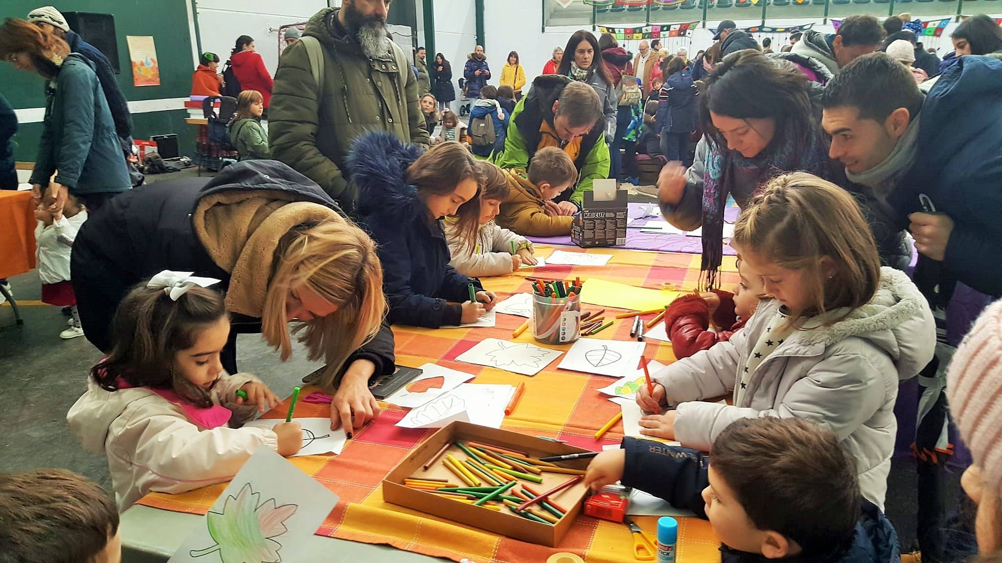 Tela de Cuentos: la jornada sobre libros infantiles y juveniles que se celebró ayer en el municipio y reunió a familias y amigos en un domingo lúdico y especial