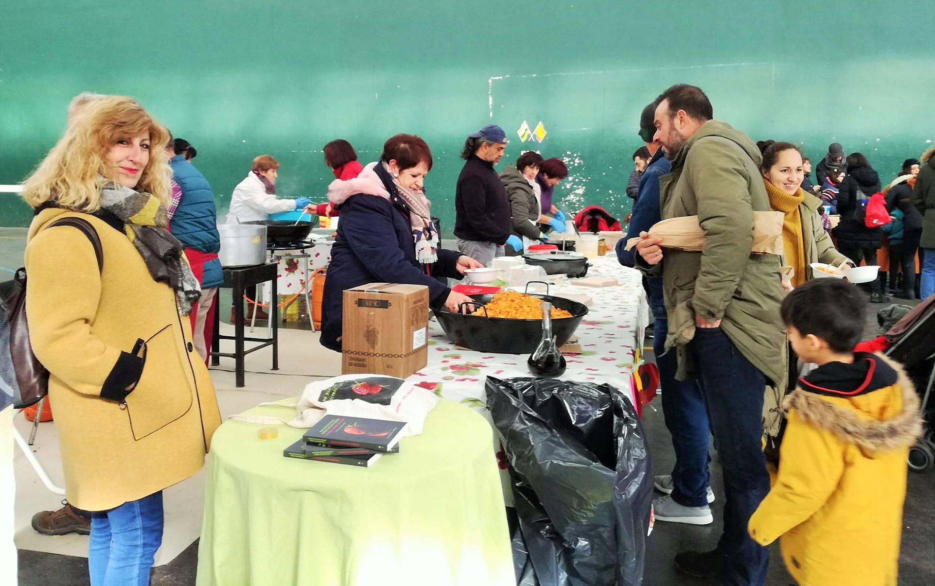 Tela de Cuentos: la jornada sobre libros infantiles y juveniles que se celebró ayer en el municipio y reunió a familias y amigos en un domingo lúdico y especial