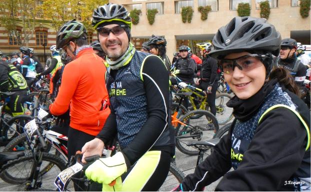 Imagen principal - Salida desde el Ayuntamiento, senda de subida y ciclistas en el monte Paterna