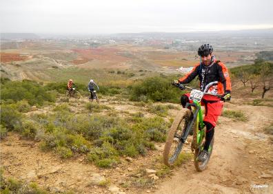 Imagen secundaria 1 - Salida desde el Ayuntamiento, senda de subida y ciclistas en el monte Paterna