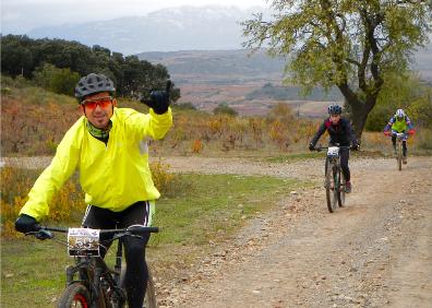 Imagen secundaria 1 - Puente Mantible, ciclistas tras subir la cuesta del Cortijo y sendas antes de la llegada a Logroño