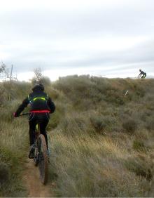 Imagen secundaria 2 - Puente Mantible, ciclistas tras subir la cuesta del Cortijo y sendas antes de la llegada a Logroño