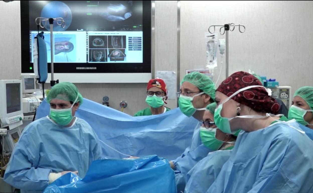 Intervención de cirugía fetal realizada con navegación quirúrgica tridimensional.