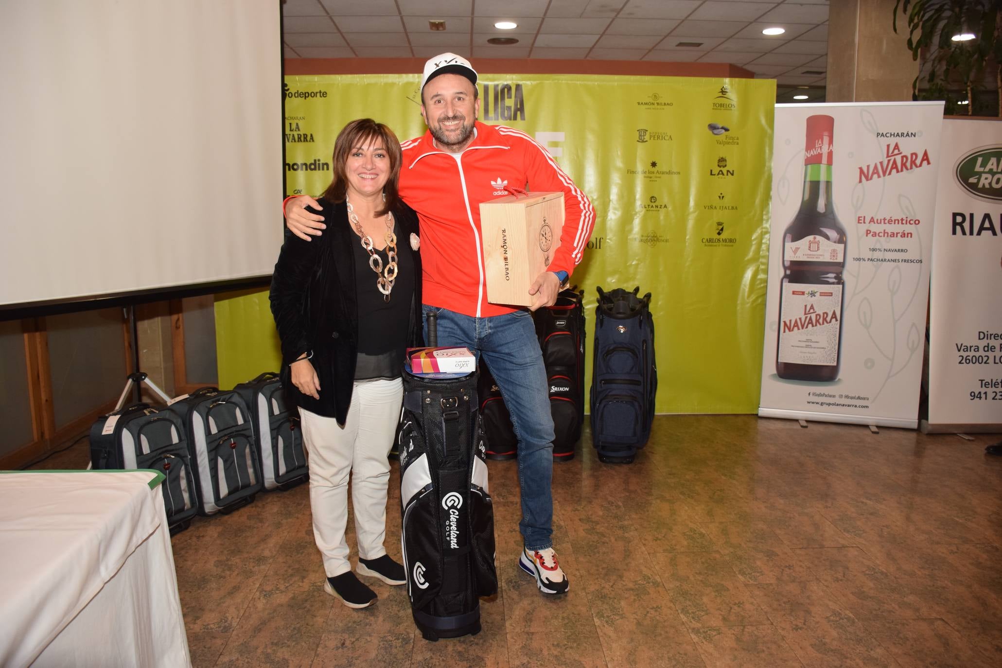 Entrega de premios a los ganadores de la Liga de Golf y Vino. 