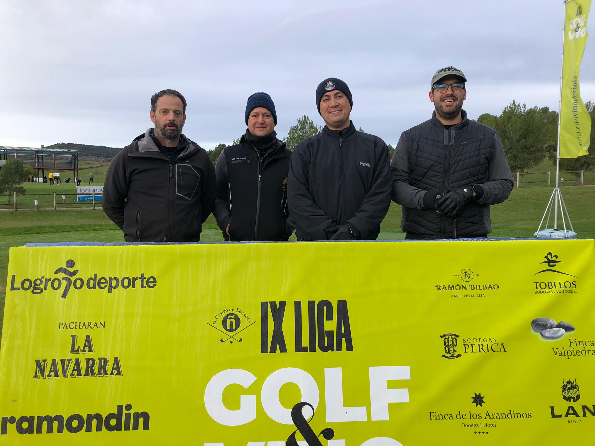 Los jutadores posaron antes de comenzar la jornada de golf. 