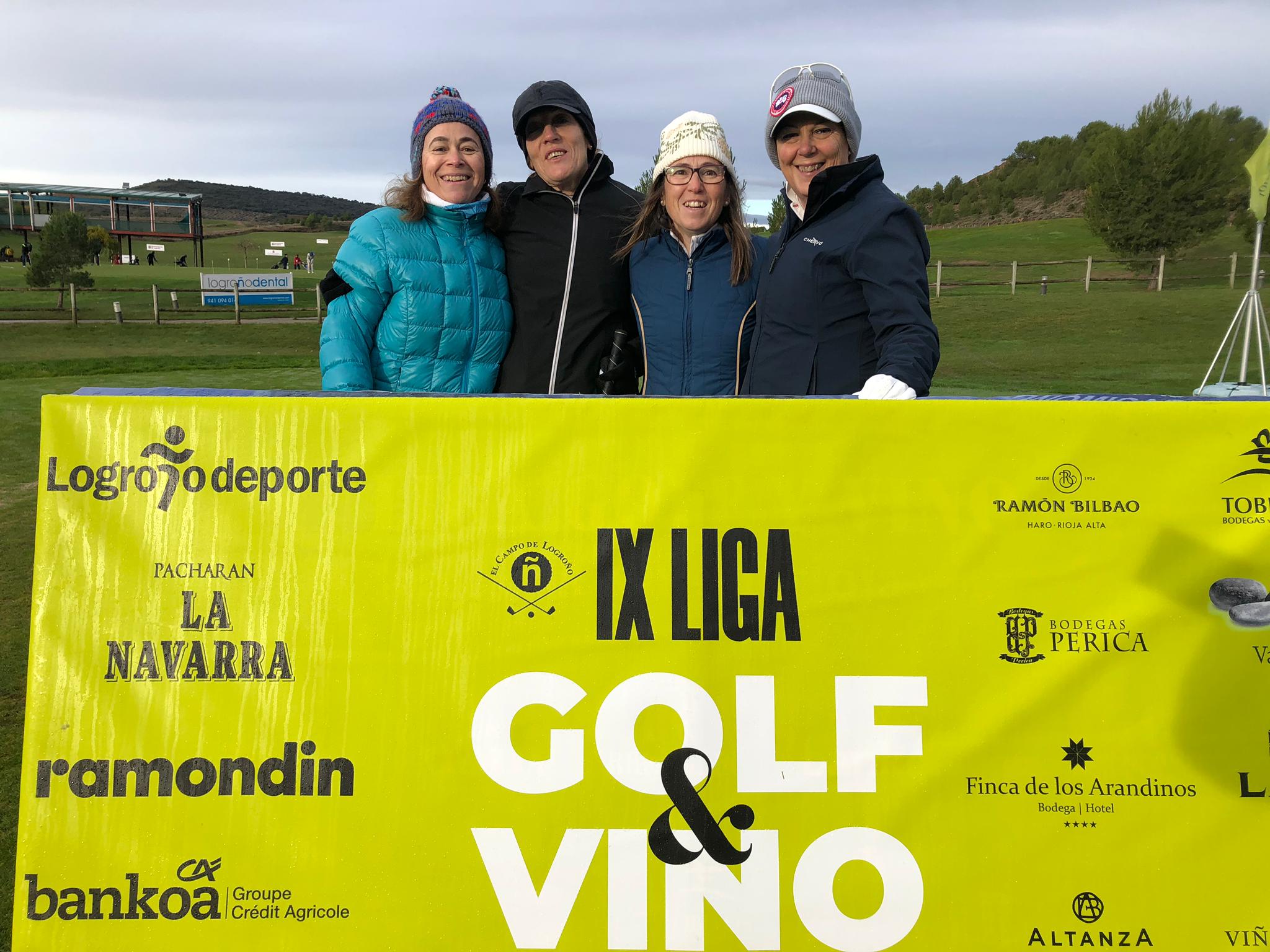 Los jutadores posaron antes de comenzar la jornada de golf. 