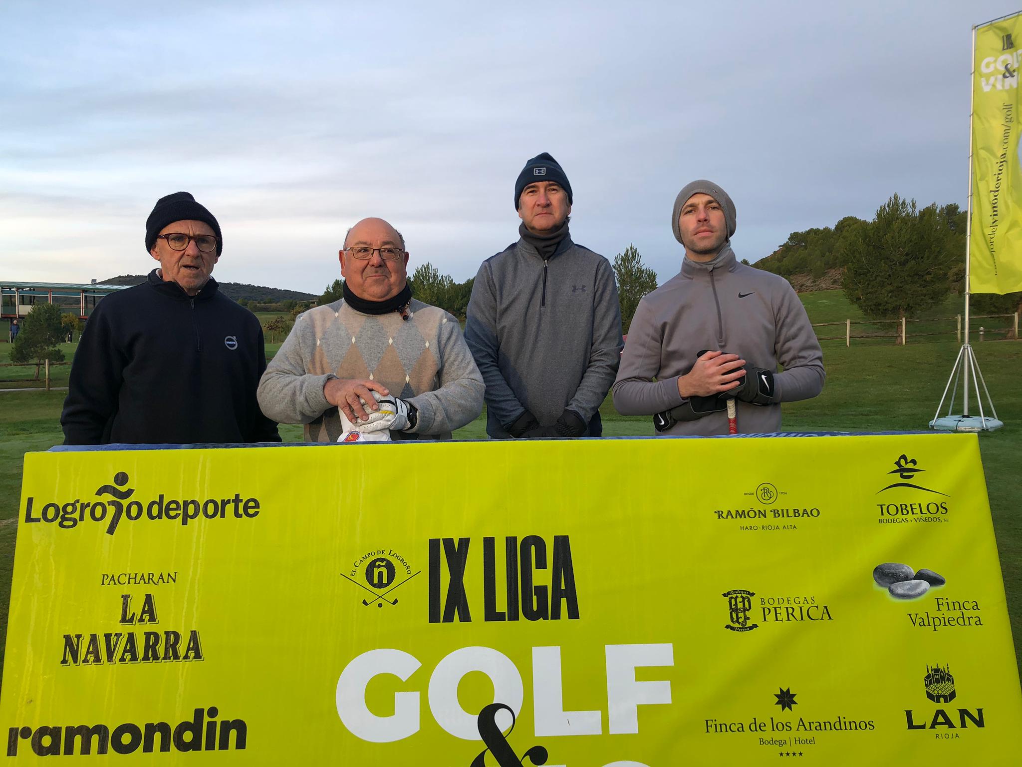 Los jutadores posaron antes de comenzar la jornada de golf. 