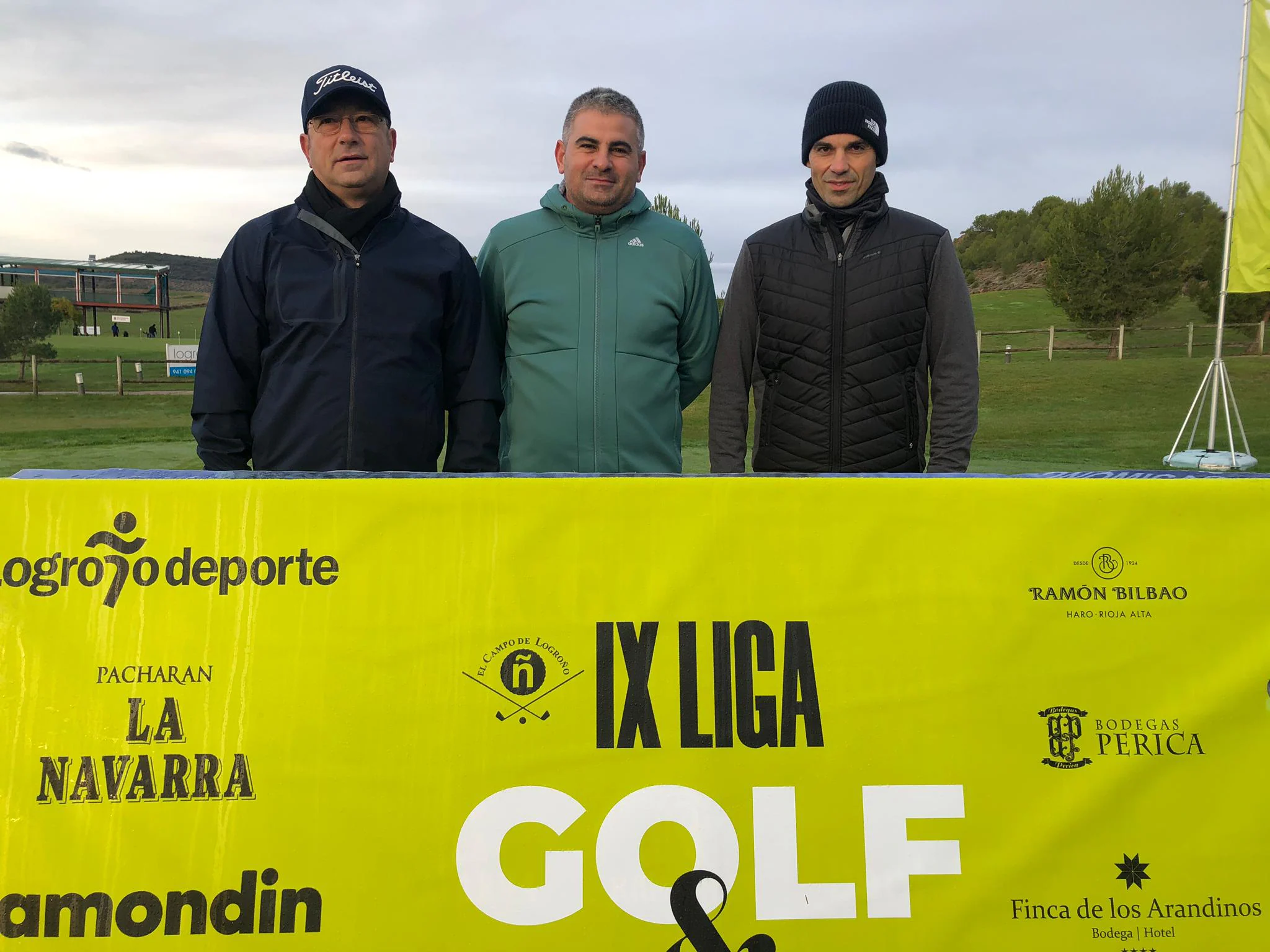 Los jutadores posaron antes de comenzar la jornada de golf. 