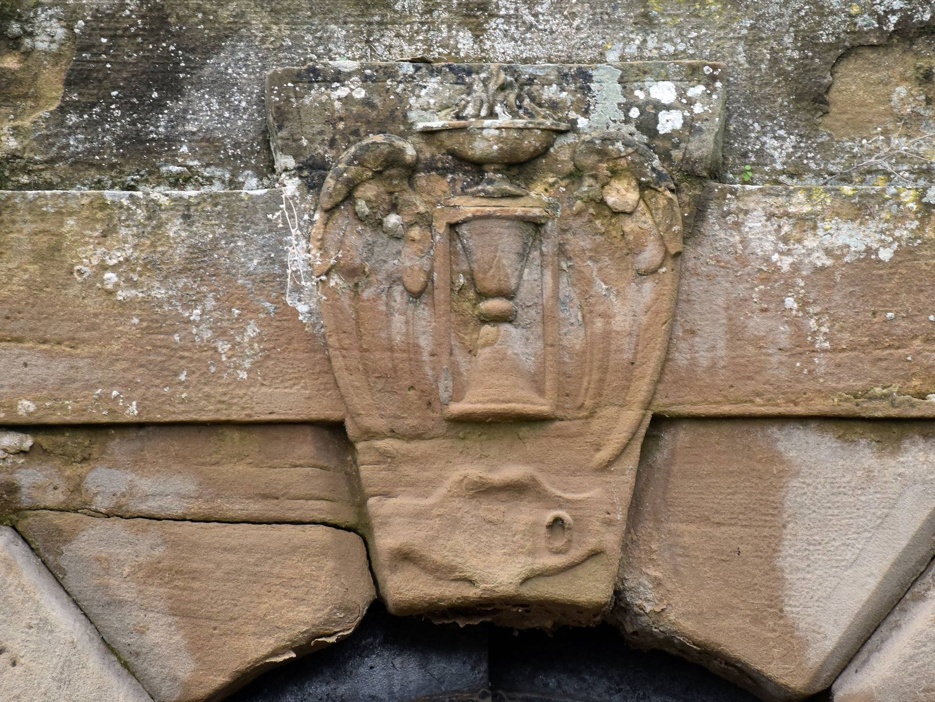 Fotos: Amigos de La Rioja llama a la restauración del mausoleo del Marqués de Romeral