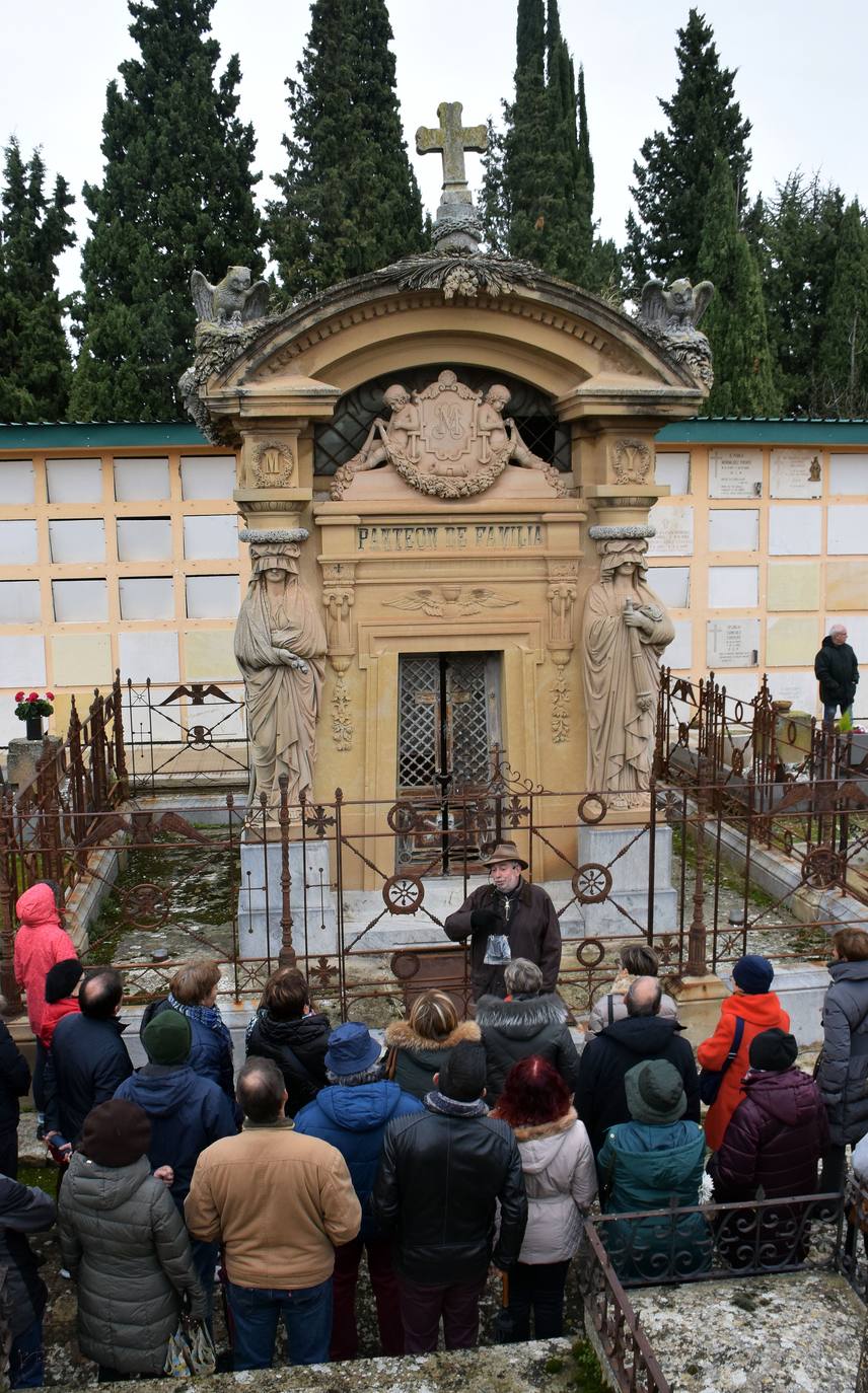 Fotos: Amigos de La Rioja llama a la restauración del mausoleo del Marqués de Romeral