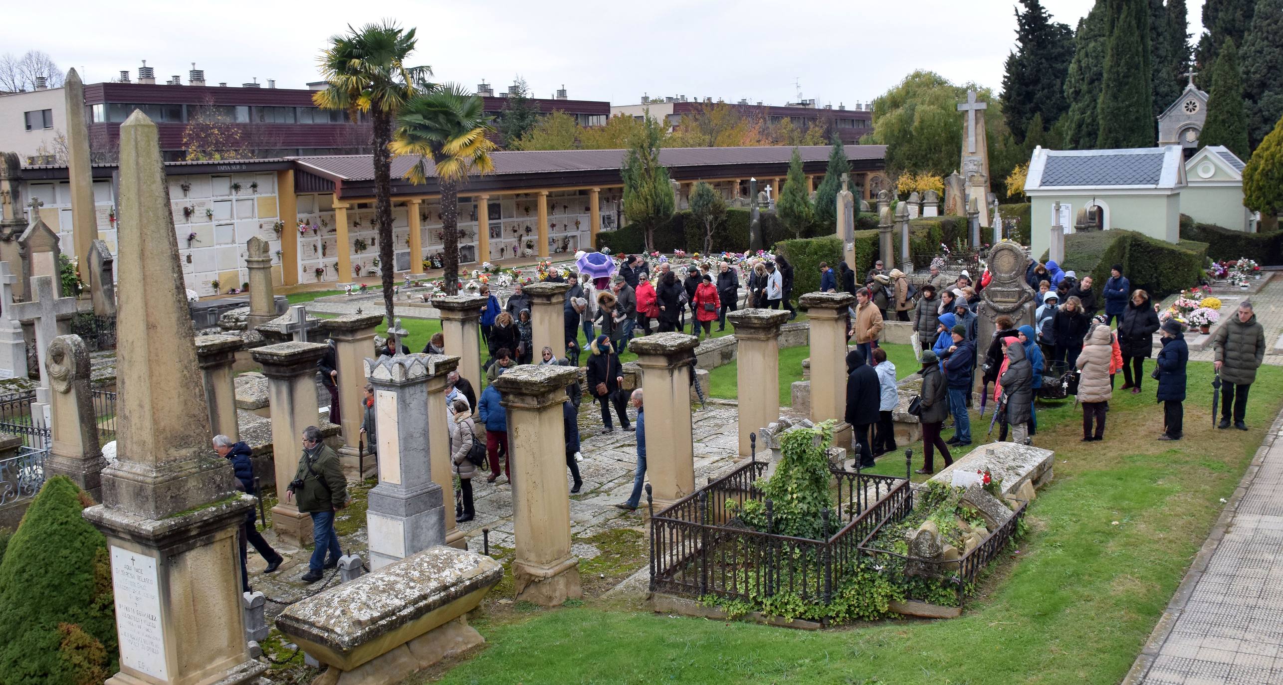 Fotos: Amigos de La Rioja llama a la restauración del mausoleo del Marqués de Romeral