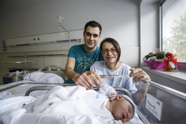 Unai toma la mano de su mujer Laura, junto a la cuna de Nicolás, ayer en el Hospital San Pedro de Logroño