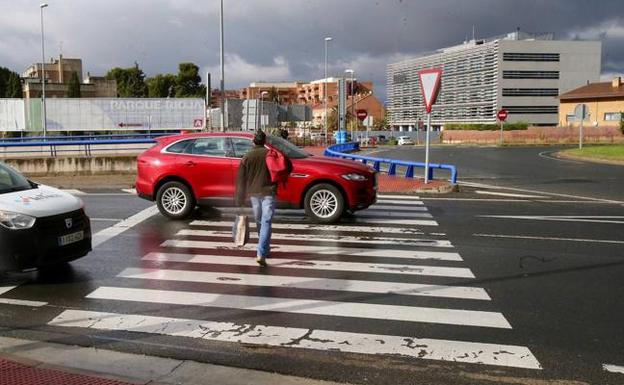 Tramo del paso de peatones que, de entrada, será regulado mediante un semáforo con pulsador, en la zona de la rotonda más cercana a Los Lirios.