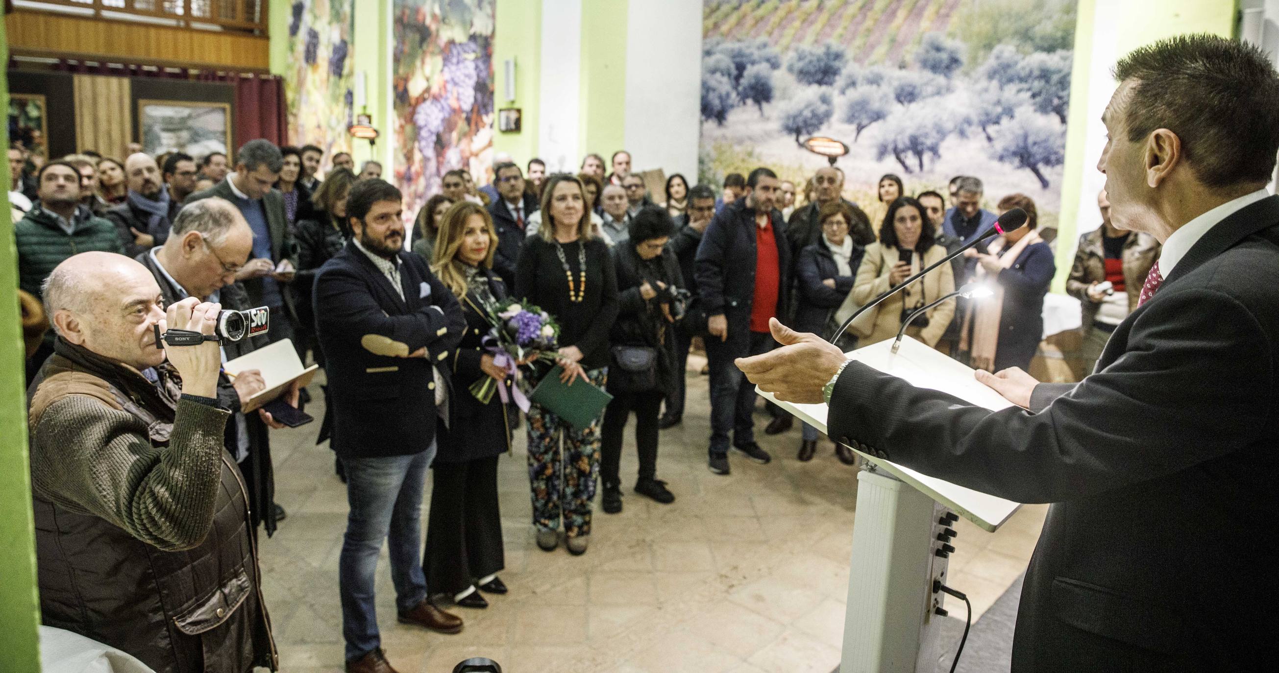 Las bodegas de Aldeanueva de Ebro presentaron ayer los primeros vinos del 2019 y el calagurritano, chef de Nino y de Delicatto, recibió el destacado galardón