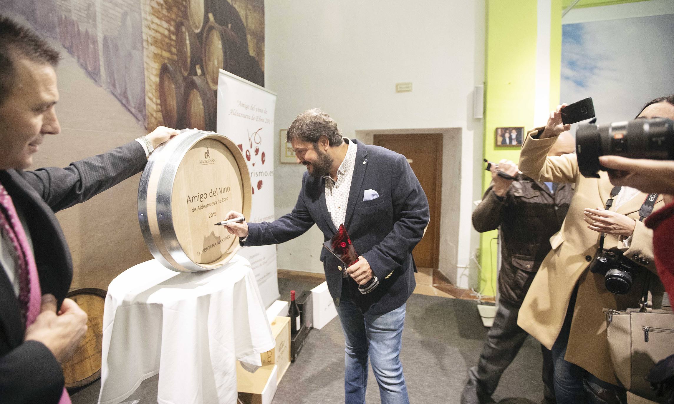 Las bodegas de Aldeanueva de Ebro presentaron ayer los primeros vinos del 2019 y el calagurritano, chef de Nino y de Delicatto, recibió el destacado galardón