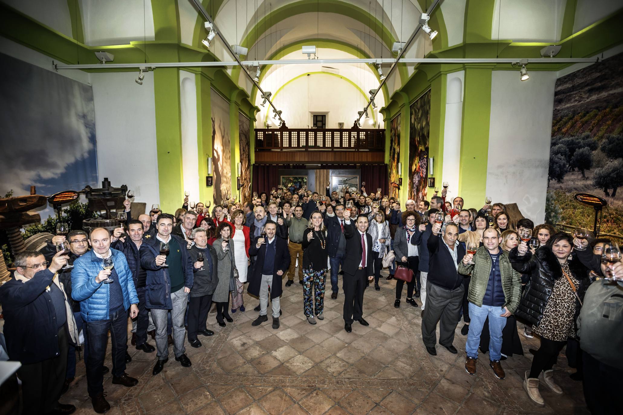 Las bodegas de Aldeanueva de Ebro presentaron ayer los primeros vinos del 2019 y el calagurritano, chef de Nino y de Delicatto, recibió el destacado galardón