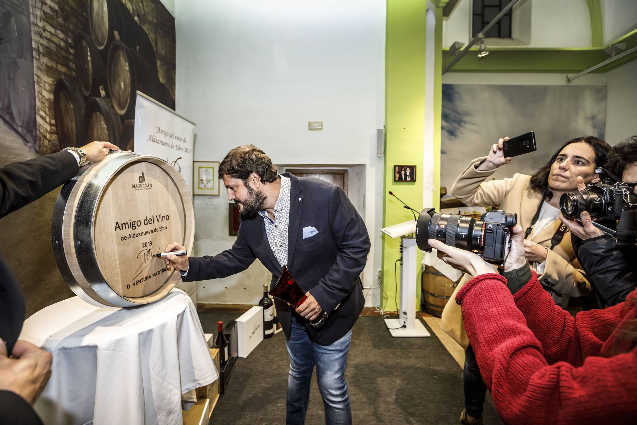 Las bodegas de Aldeanueva de Ebro presentaron ayer los primeros vinos del 2019 y el calagurritano, chef de Nino y de Delicatto, recibió el destacado galardón