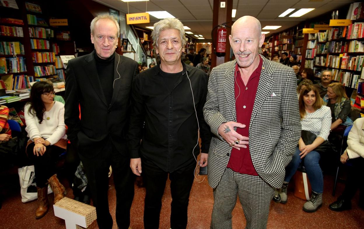 El escritor Timothy O'Grady, el traductor y moderador Enrique Alda y el fotógrafo Steve Pyke, ayer momentos antes de su intervención en Librería Cerezo