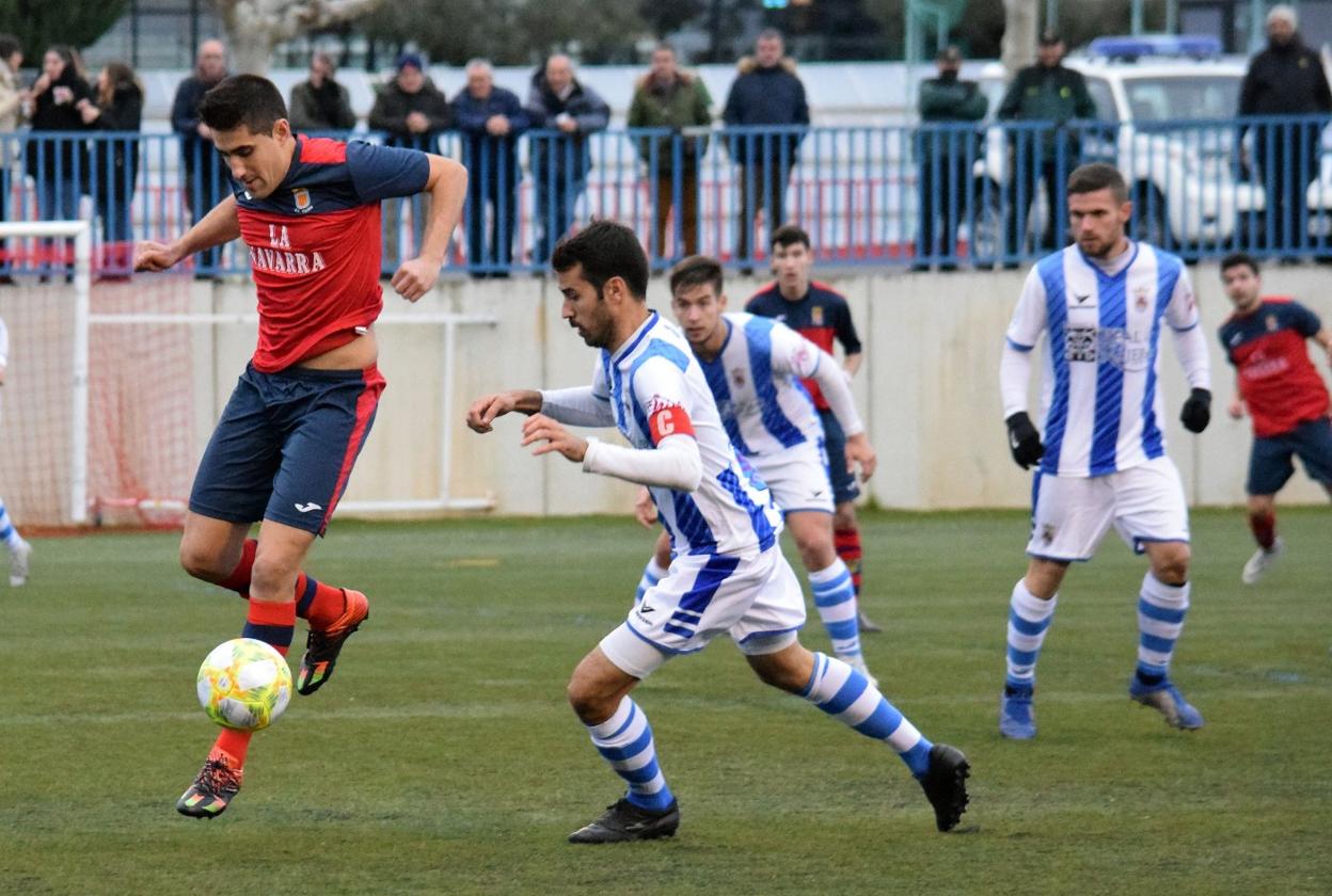 Los jugadores del Náxara presionan para recuperar el balón