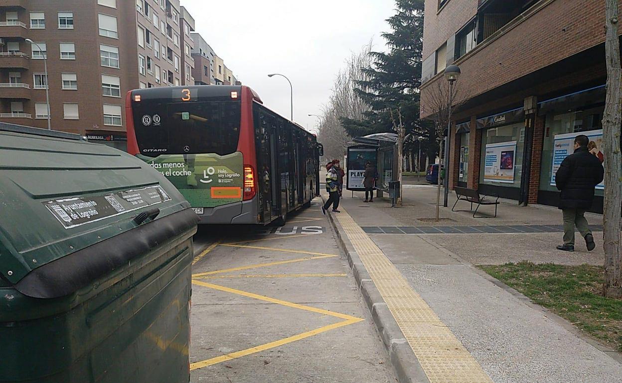 Una parada de autobús de Logroño. 