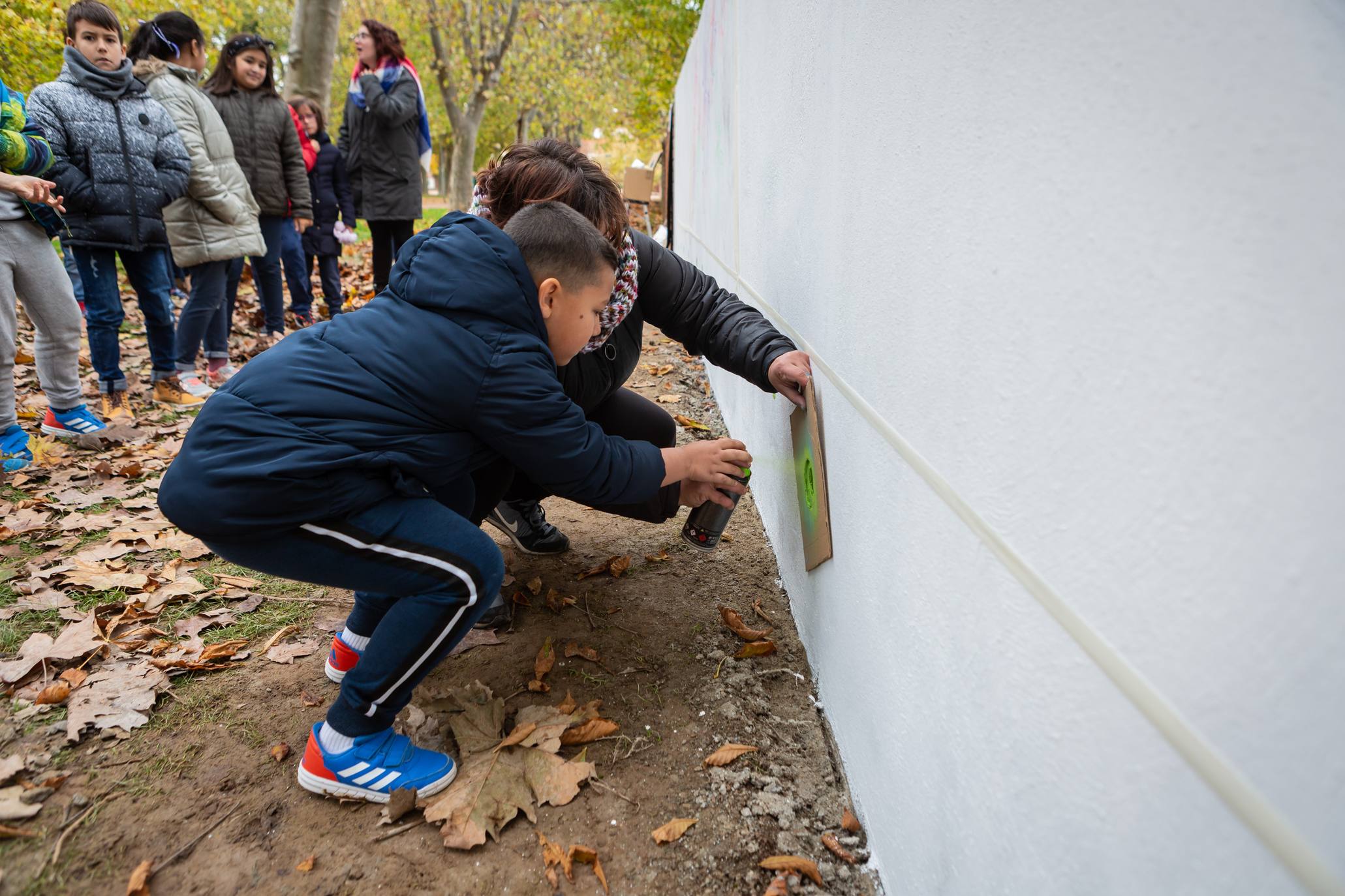 Escolares de Logroño pintan un mural en General Urrutia por las víctimas machistas