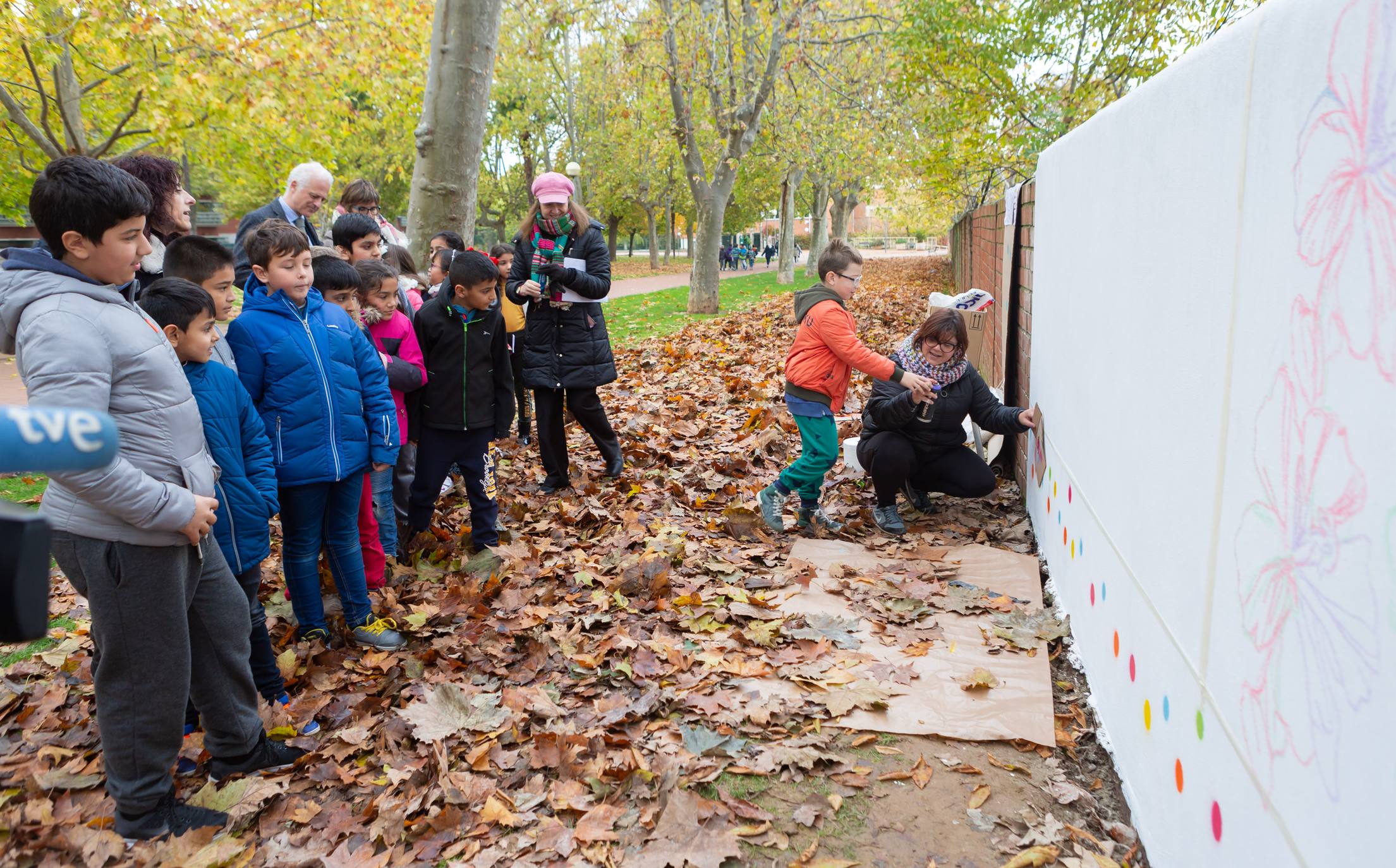 Escolares de Logroño pintan un mural en General Urrutia por las víctimas machistas