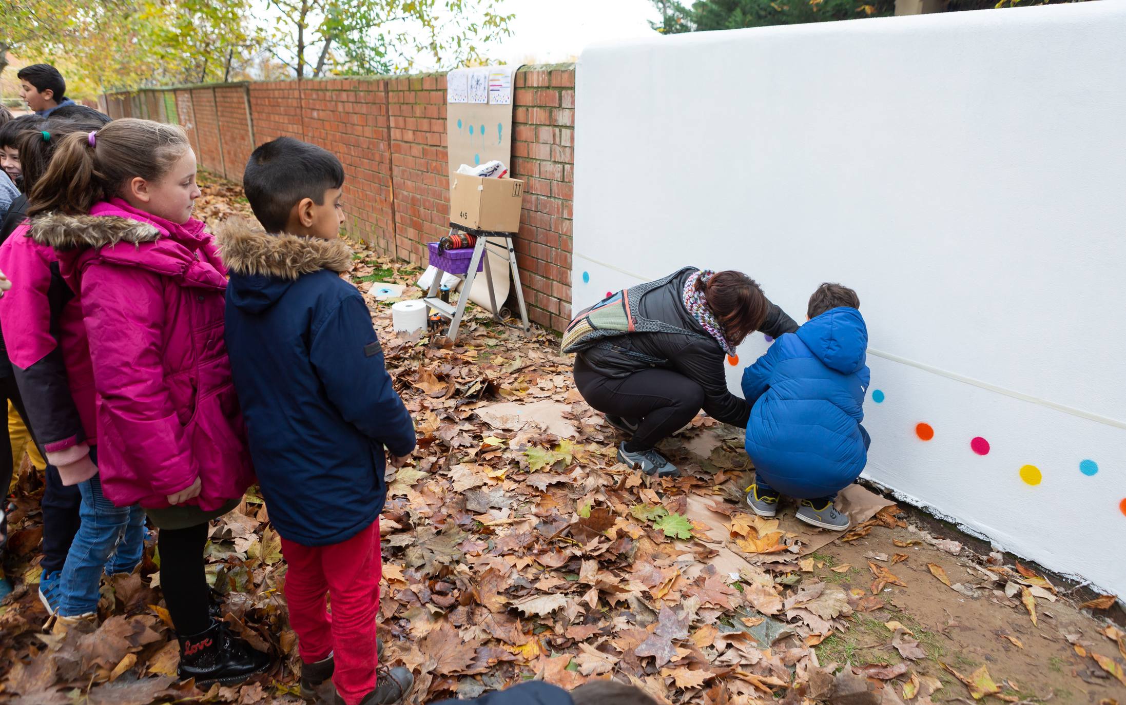 Escolares de Logroño pintan un mural en General Urrutia por las víctimas machistas