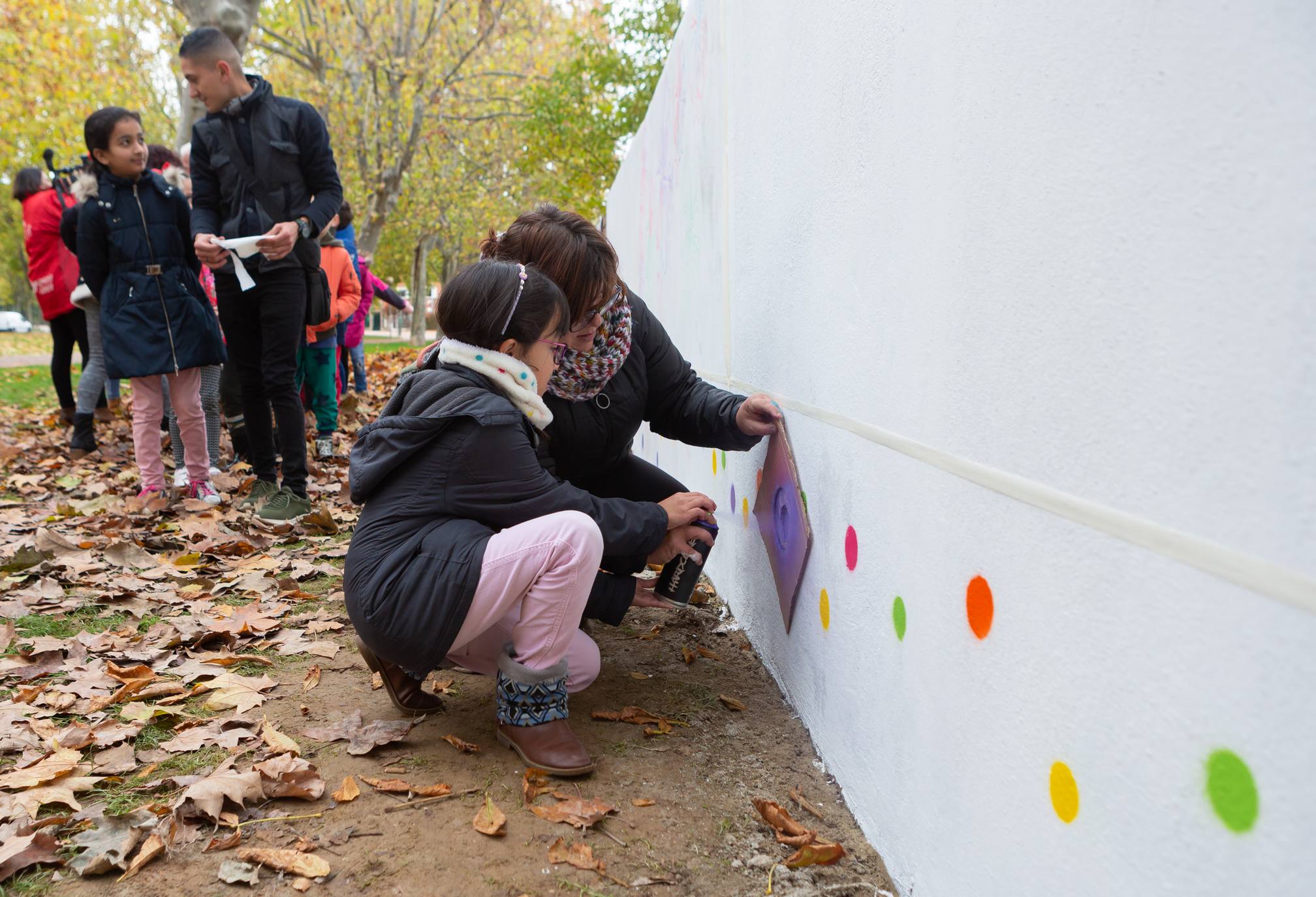 Escolares de Logroño pintan un mural en General Urrutia por las víctimas machistas