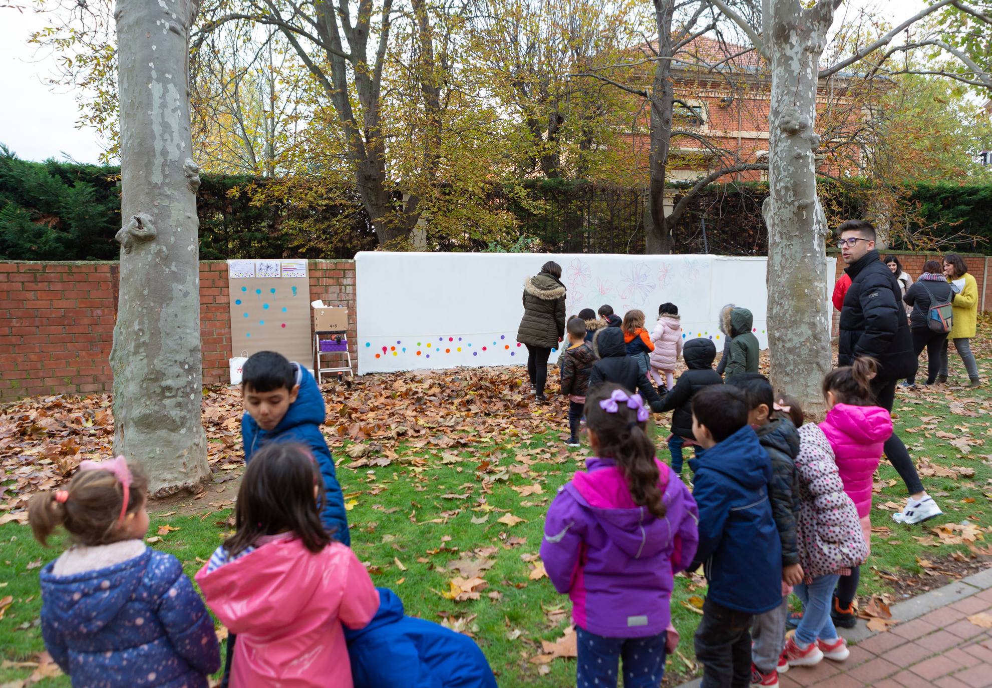 Escolares de Logroño pintan un mural en General Urrutia por las víctimas machistas