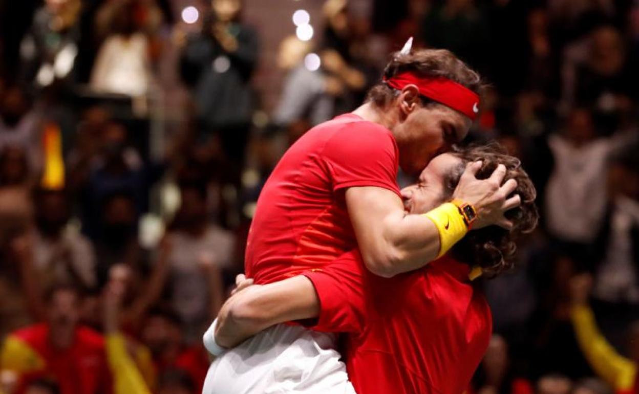 Rafa Nadal abraza la Feliciano López tras la victoria ante Gran Bretaña en semifinales.