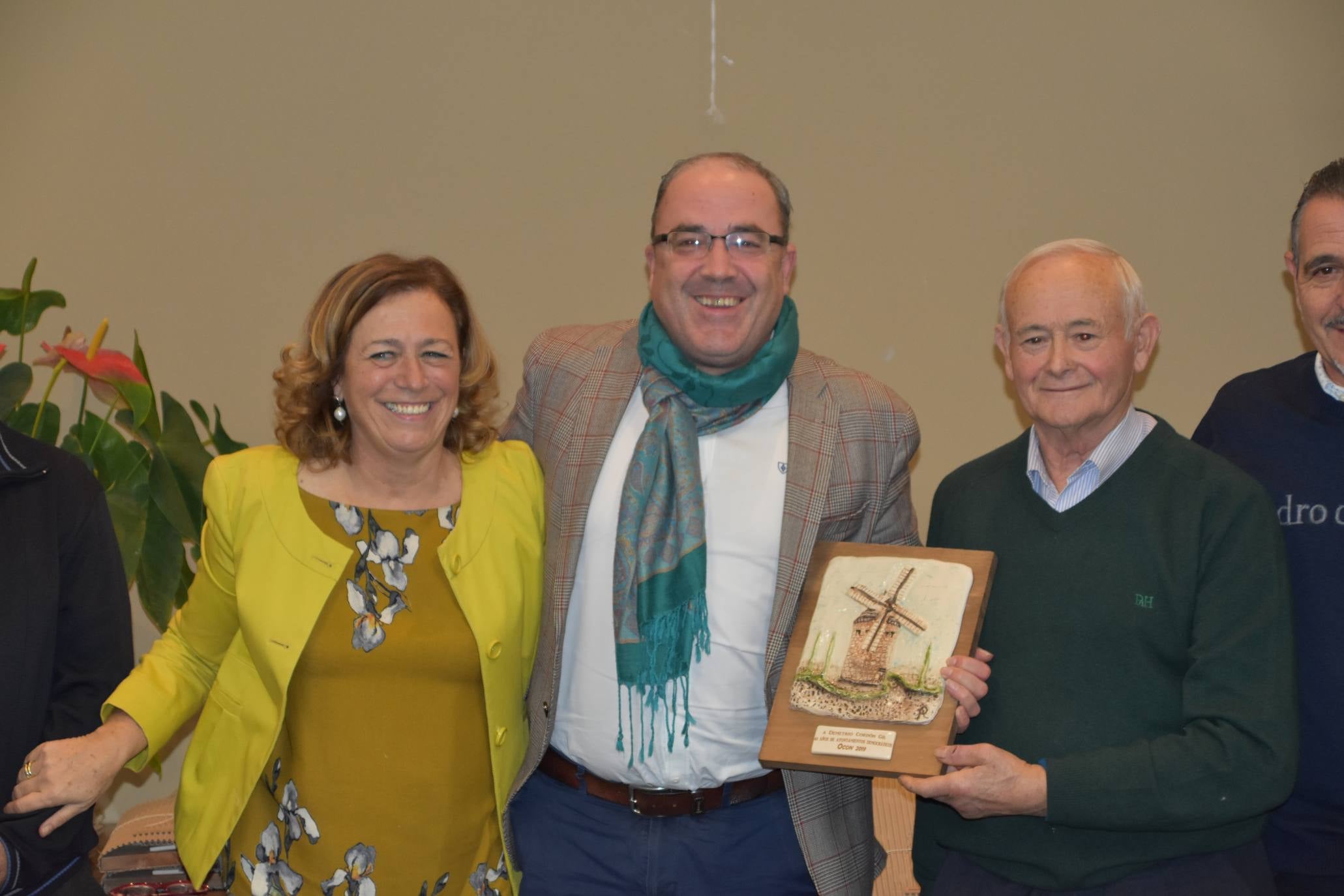 El Ayuntamiento de Ocón, dentro de los actos de los '40 años de ayuntamientos democráticos', celebró un homenaje a los alcaldes, concejales y representantes que han ejercido su labor en algún momento desde 1979 hasta la actualidad.