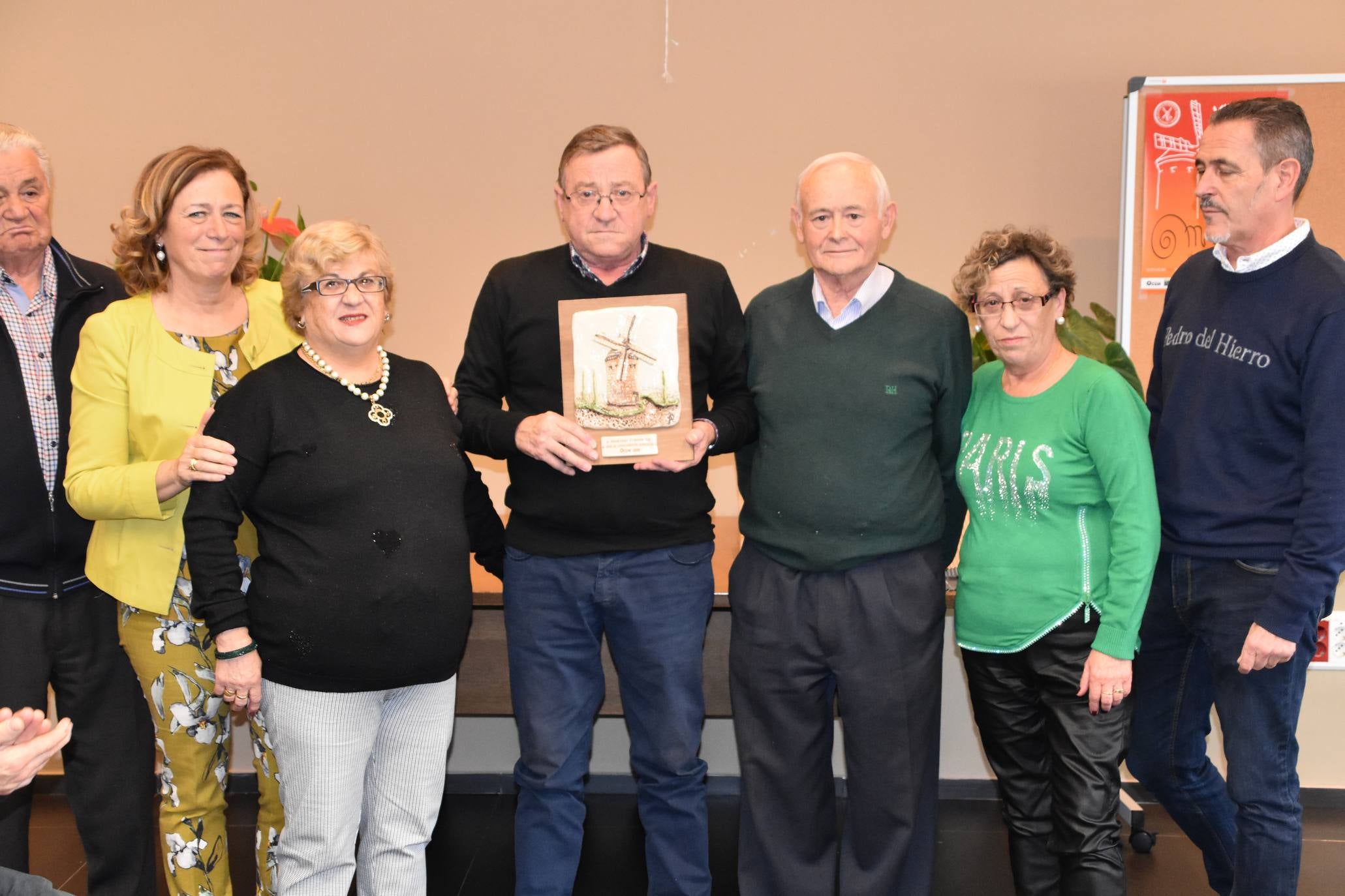 El Ayuntamiento de Ocón, dentro de los actos de los '40 años de ayuntamientos democráticos', celebró un homenaje a los alcaldes, concejales y representantes que han ejercido su labor en algún momento desde 1979 hasta la actualidad.