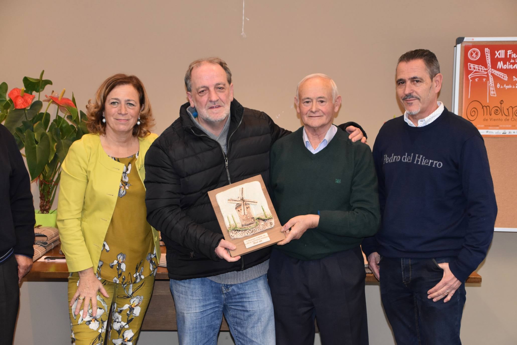 El Ayuntamiento de Ocón, dentro de los actos de los '40 años de ayuntamientos democráticos', celebró un homenaje a los alcaldes, concejales y representantes que han ejercido su labor en algún momento desde 1979 hasta la actualidad.