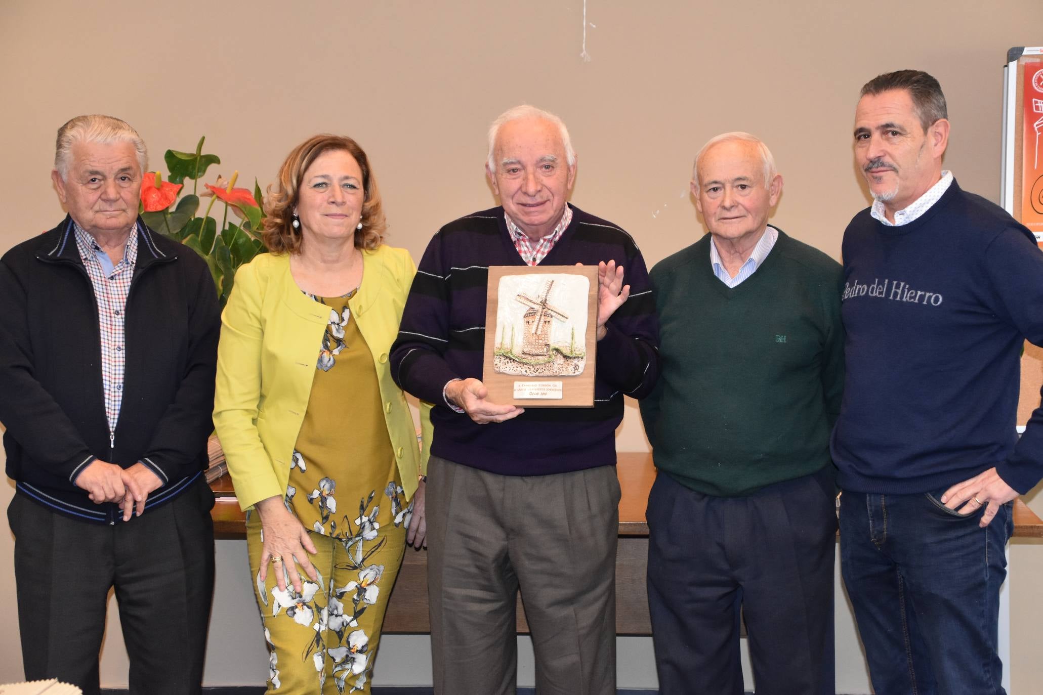 El Ayuntamiento de Ocón, dentro de los actos de los '40 años de ayuntamientos democráticos', celebró un homenaje a los alcaldes, concejales y representantes que han ejercido su labor en algún momento desde 1979 hasta la actualidad.