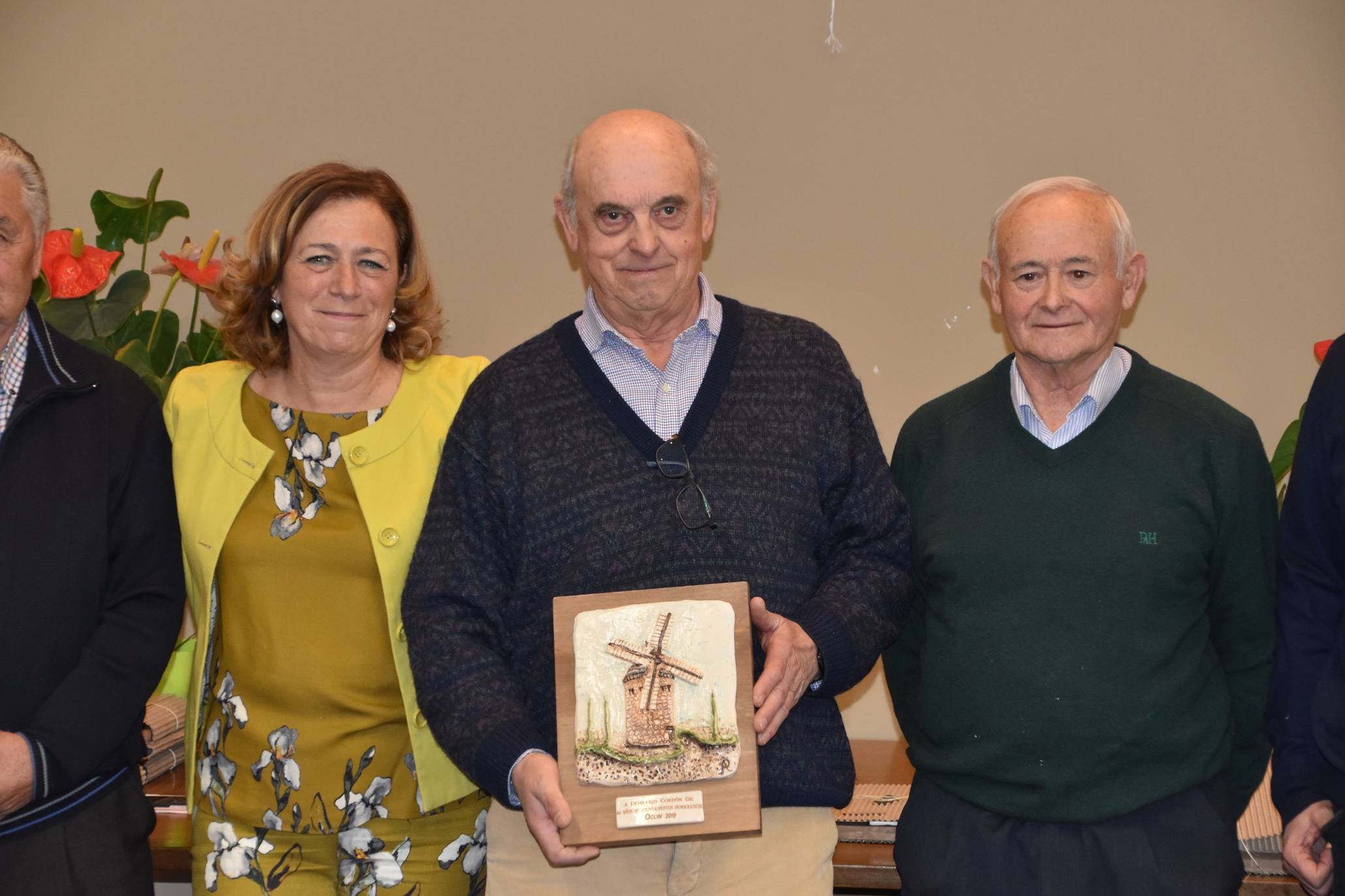 El Ayuntamiento de Ocón, dentro de los actos de los '40 años de ayuntamientos democráticos', celebró un homenaje a los alcaldes, concejales y representantes que han ejercido su labor en algún momento desde 1979 hasta la actualidad.