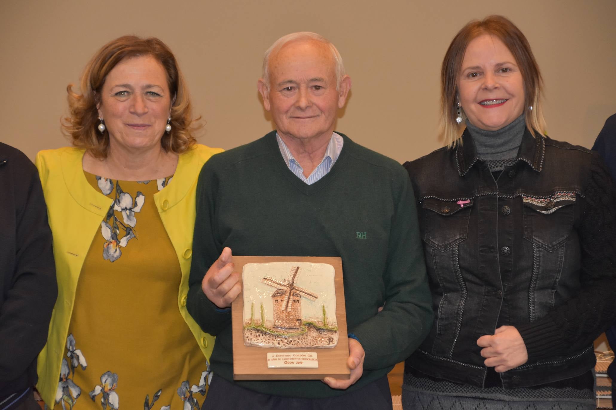 El Ayuntamiento de Ocón, dentro de los actos de los '40 años de ayuntamientos democráticos', celebró un homenaje a los alcaldes, concejales y representantes que han ejercido su labor en algún momento desde 1979 hasta la actualidad.