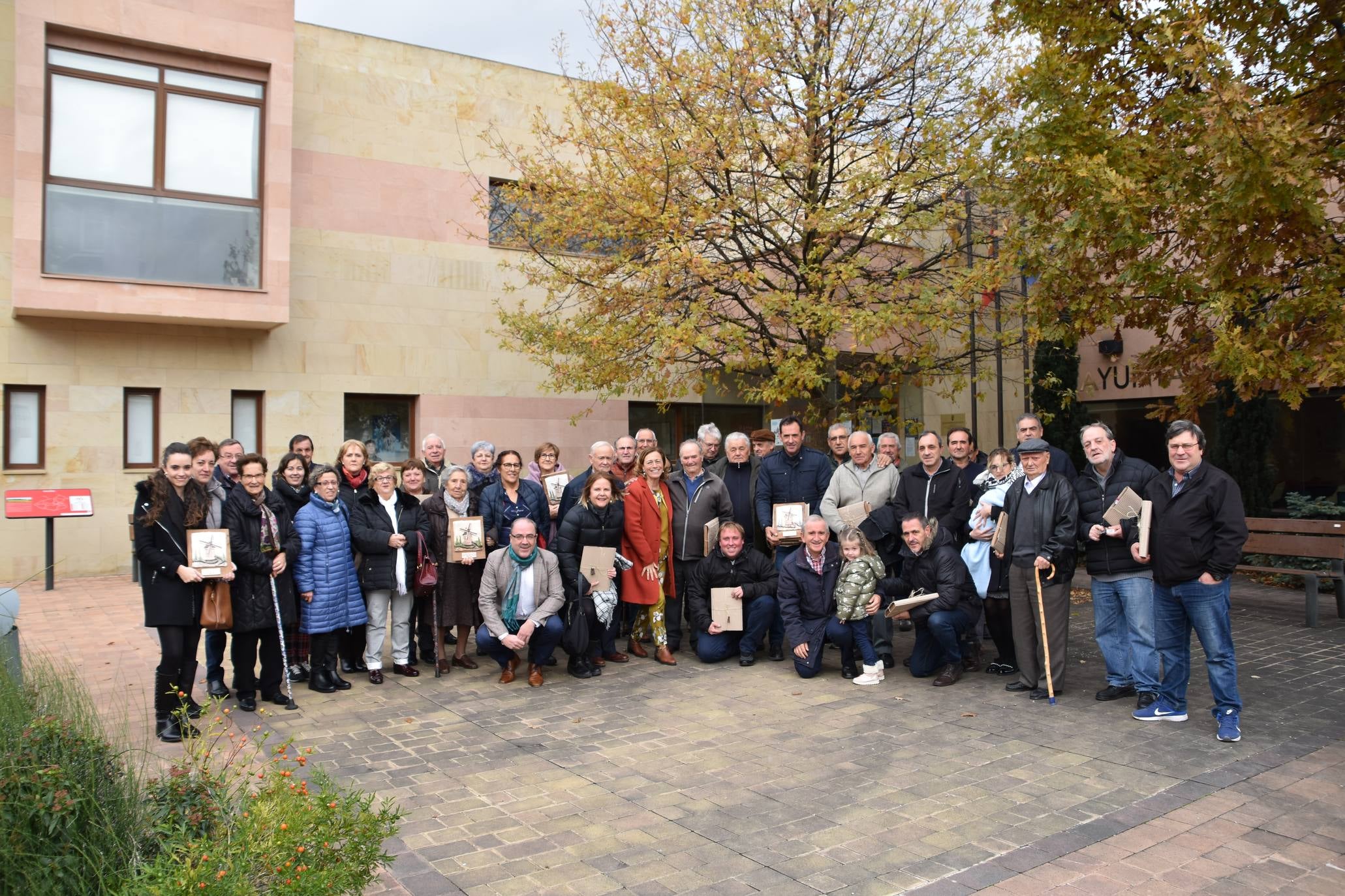 El Ayuntamiento de Ocón, dentro de los actos de los '40 años de ayuntamientos democráticos', celebró un homenaje a los alcaldes, concejales y representantes que han ejercido su labor en algún momento desde 1979 hasta la actualidad.