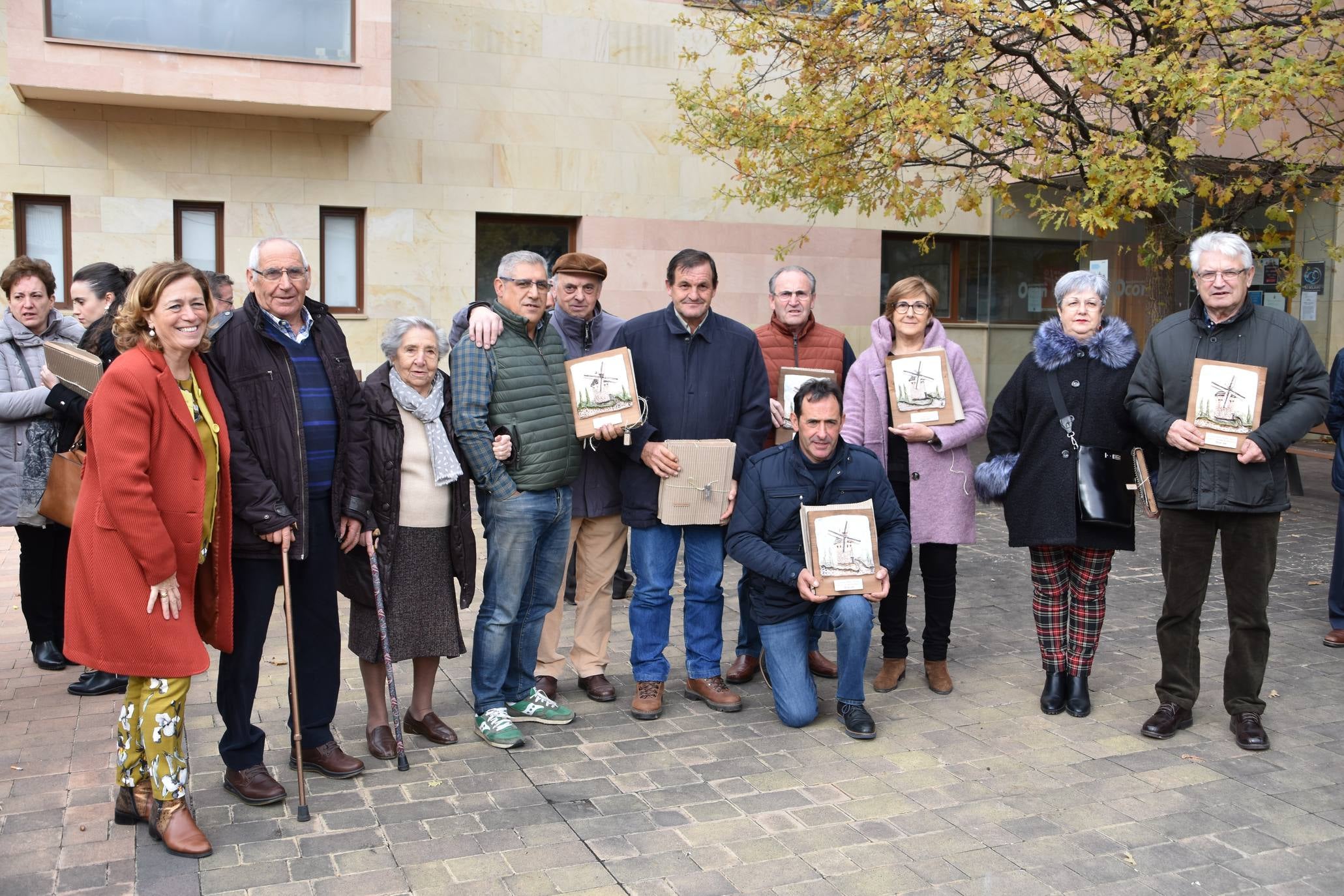 El Ayuntamiento de Ocón, dentro de los actos de los '40 años de ayuntamientos democráticos', celebró un homenaje a los alcaldes, concejales y representantes que han ejercido su labor en algún momento desde 1979 hasta la actualidad.