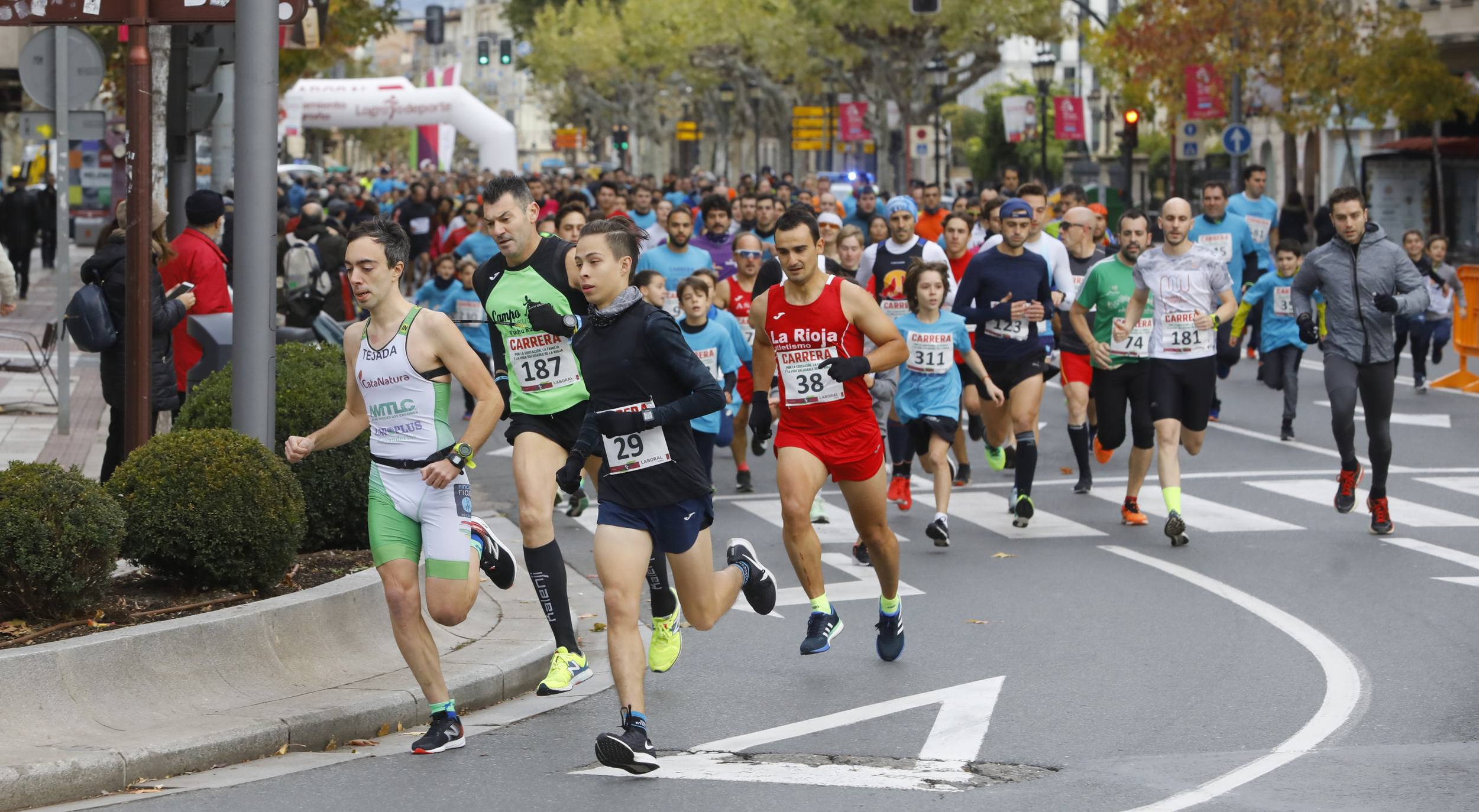 Cientos de familias y amigos han salido este domingo a hacer deporte por la capital riojana... ¡con un ambientazo increíble!