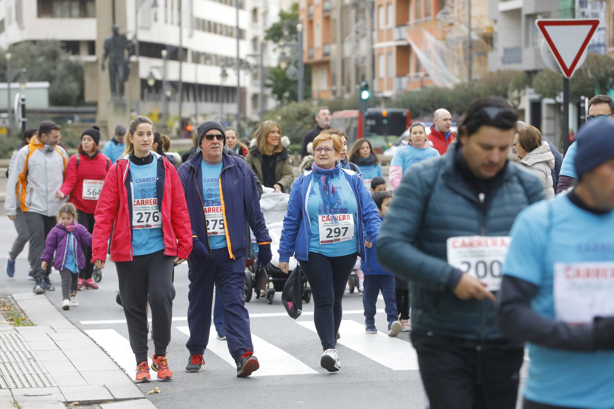 Cientos de familias y amigos han salido este domingo a hacer deporte por la capital riojana... ¡con un ambientazo increíble!