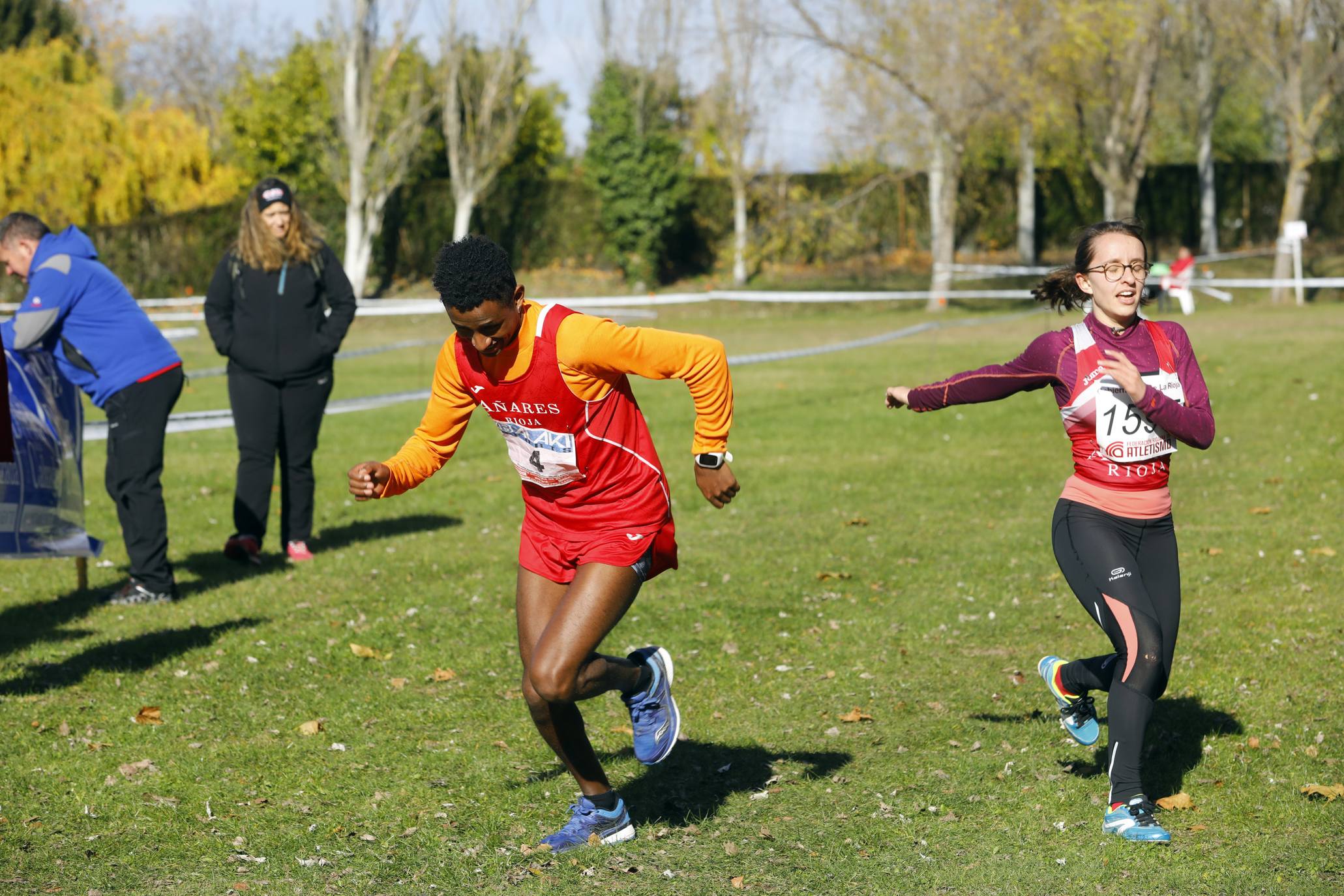 La galería de imágenes de la jornada de Cross en el municipio lo resume todo: mucho ambiente, risas y ejercicio físico en un día muy especial para todos los pequeños guerreros