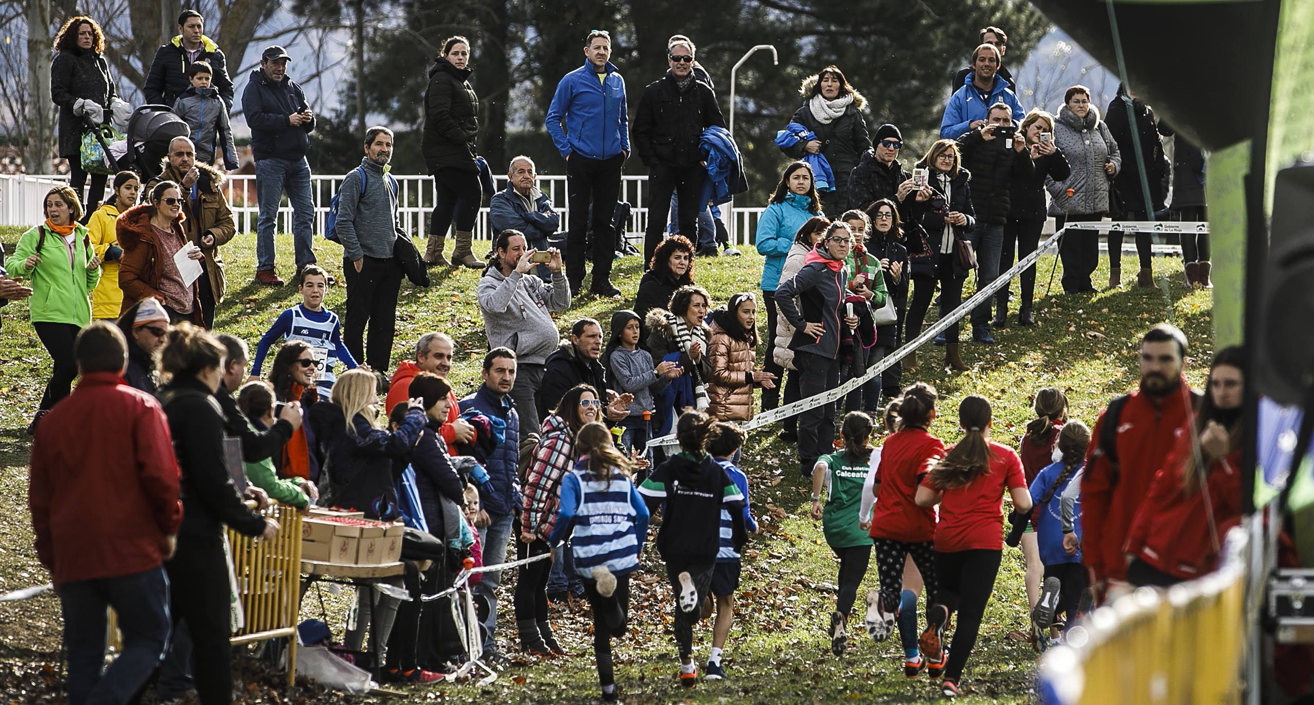 La galería de imágenes de la jornada de Cross en el municipio lo resume todo: mucho ambiente, risas y ejercicio físico en un día muy especial para todos los pequeños guerreros