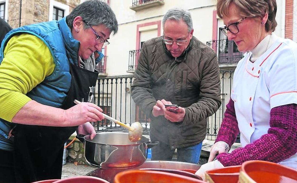 Los cocineros preparan las raciones del cuco fino. 