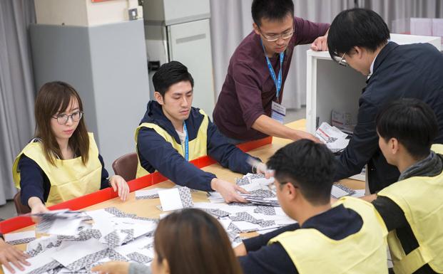 Recuento de sufragios en un colegio de Hong Kong.