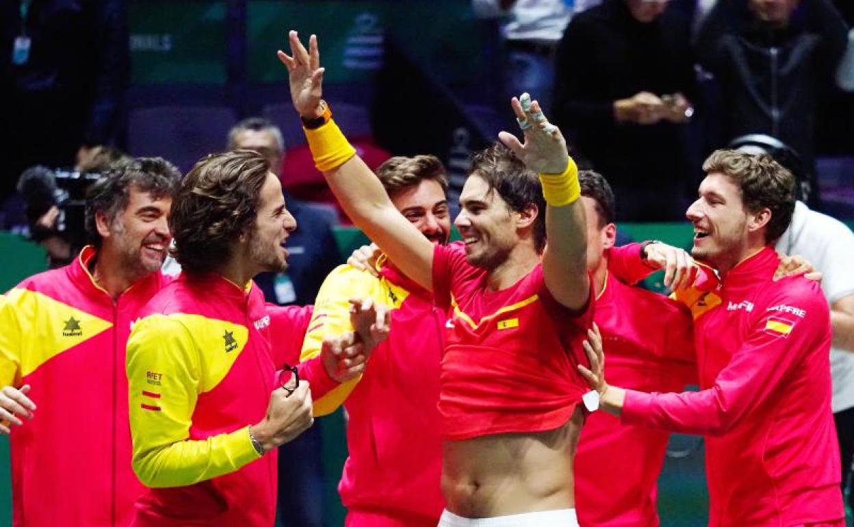 Rafa Nadal, rodeado por el capitán y el resto de jugadores del equipo español tras conquistar la Copa Davis.